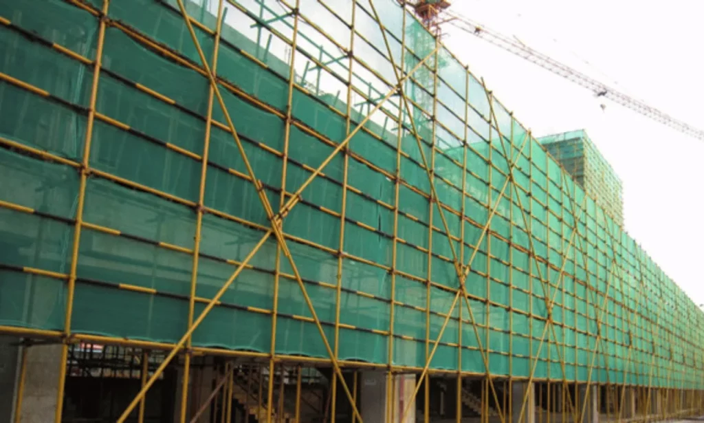 How Scaffold Mesh Improves On-Site Safety and Wind Protection