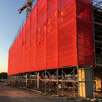 How Scaffold Mesh Improves On-Site Safety and Wind Protection